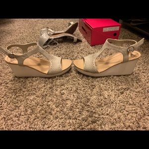 Cute & comfortable wedges, tan & white, 7.5